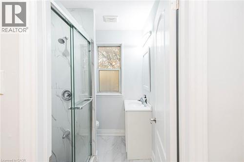 8 Leeds Street, Hamilton, ON - Indoor Photo Showing Bathroom