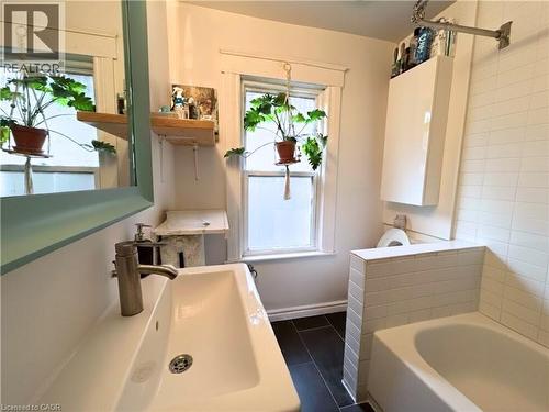 11 Proctor Boulevard Unit# 2, Hamilton, ON - Indoor Photo Showing Bathroom