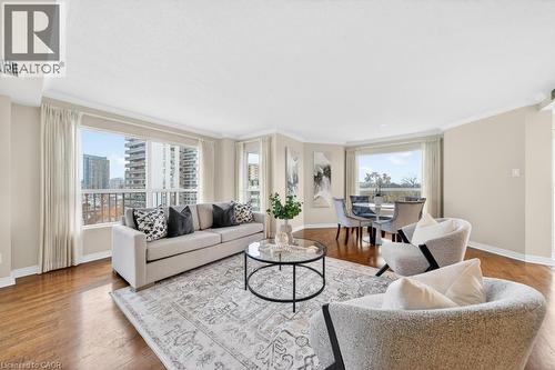 2190 Lakeshore Road Unit# 801, Burlington, ON - Indoor Photo Showing Living Room