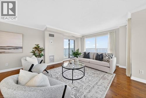 2190 Lakeshore Road Unit# 801, Burlington, ON - Indoor Photo Showing Living Room