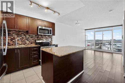 1940 Ironstone Drive Unit# 1006, Burlington, ON - Indoor Photo Showing Kitchen With Upgraded Kitchen