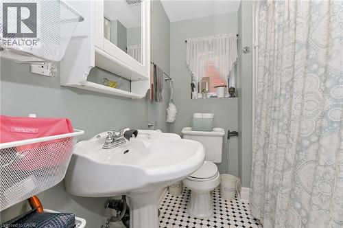 30 Ontario Avenue, Hamilton, ON - Indoor Photo Showing Bathroom