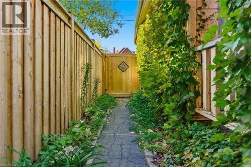 30 Ontario Avenue, Hamilton, ON - Outdoor