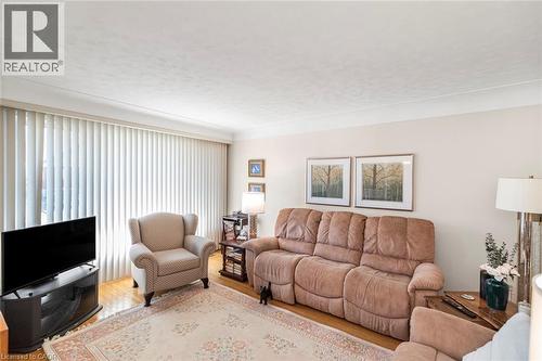 176 Walter Avenue S, Hamilton, ON - Indoor Photo Showing Living Room
