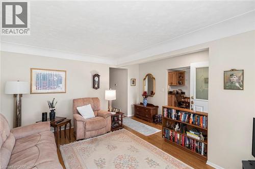 176 Walter Avenue S, Hamilton, ON - Indoor Photo Showing Living Room