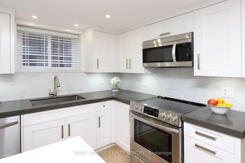 55 Flora Drive, Hamilton, ON - Indoor Photo Showing Kitchen With Upgraded Kitchen