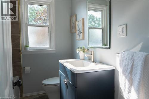 Bathroom featuring vanity and plenty of natural light - 39 Cloverhill Road, Hamilton, ON - Indoor Photo Showing Bathroom