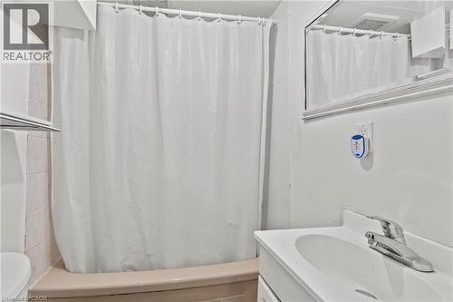 50 West 4Th Street, Hamilton, ON - Indoor Photo Showing Bathroom