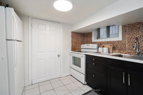 215 Yarmouth Road, Toronto, ON - Indoor Photo Showing Kitchen