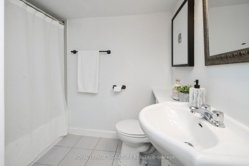 215 Yarmouth Road, Toronto, ON - Indoor Photo Showing Bathroom