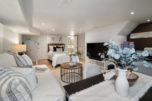 215 Yarmouth Road, Toronto, ON - Indoor Photo Showing Living Room