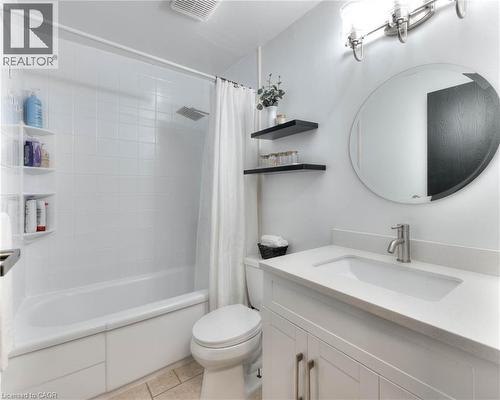 Bathroom with shower / tub combo, vanity, and light tile patterned floors - 35 Green Valley Drive Unit# 103, Kitchener, ON - Indoor Photo Showing Bathroom