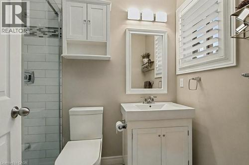 Bathroom featuring tiled shower and vanity - 165 Main Street E Unit# 9, Grimsby, ON - Indoor Photo Showing Bathroom