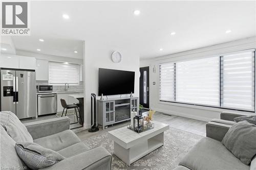 18 Ferrie Street W, Hamilton, ON - Indoor Photo Showing Living Room