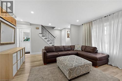 1091 Upper Wellington Street, Hamilton, ON - Indoor Photo Showing Living Room