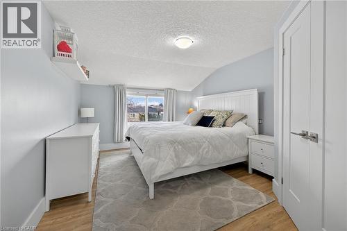 1091 Upper Wellington Street, Hamilton, ON - Indoor Photo Showing Bedroom