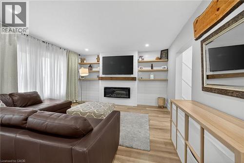 1091 Upper Wellington Street, Hamilton, ON - Indoor Photo Showing Living Room With Fireplace