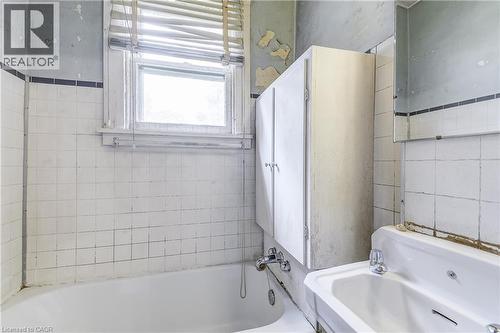 182 Balmoral Avenue S, Hamilton, ON - Indoor Photo Showing Bathroom