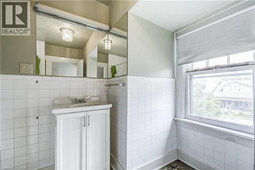 182 Balmoral Avenue S, Hamilton, ON - Indoor Photo Showing Bathroom