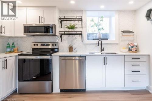 72 West 1St Street, Hamilton, ON - Indoor Photo Showing Kitchen With Upgraded Kitchen