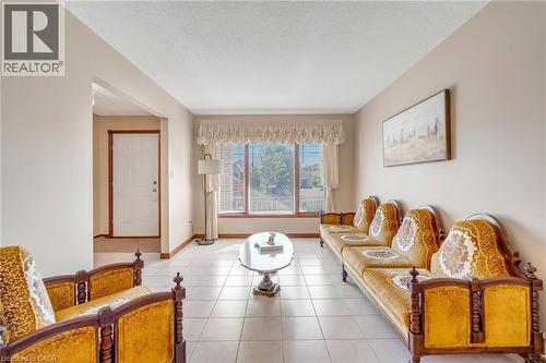 203 Margaret Avenue, Hamilton, ON - Indoor Photo Showing Living Room
