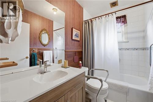 298 Sanatorium Road, Hamilton, ON - Indoor Photo Showing Bathroom