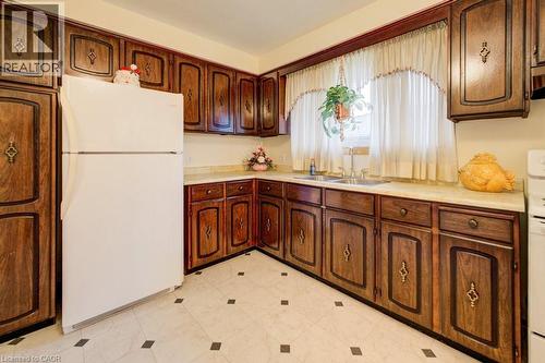 131 Thunderbird Drive, Cambridge, ON - Indoor Photo Showing Kitchen With Double Sink