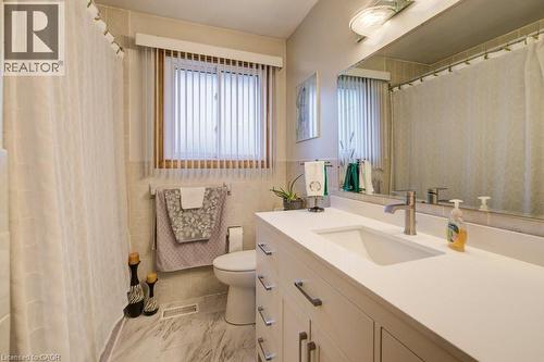 131 Thunderbird Drive, Cambridge, ON - Indoor Photo Showing Bathroom