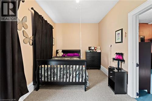 Carpeted bedroom featuring baseboards - 5368 Menzie Street, Niagara Falls, ON - Indoor Photo Showing Bedroom