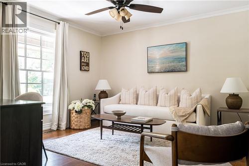 1577 Old Spar Court, Mississauga, ON - Indoor Photo Showing Living Room