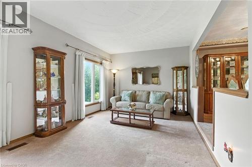 39 Megna Court, Hamilton, ON - Indoor Photo Showing Living Room