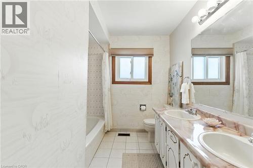 39 Megna Court, Hamilton, ON - Indoor Photo Showing Bathroom