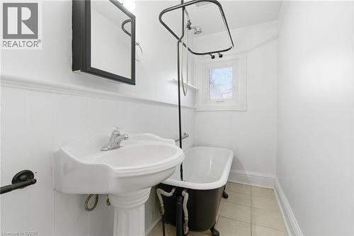 10 Walnut Street, Cambridge, ON - Indoor Photo Showing Bathroom