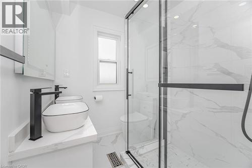 285 Charlton Avenue W, Hamilton, ON - Indoor Photo Showing Bathroom