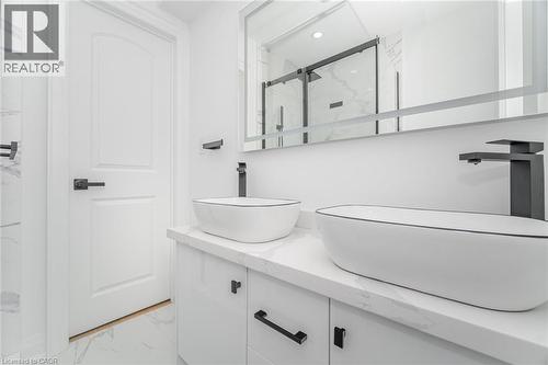 285 Charlton Avenue W, Hamilton, ON - Indoor Photo Showing Bathroom