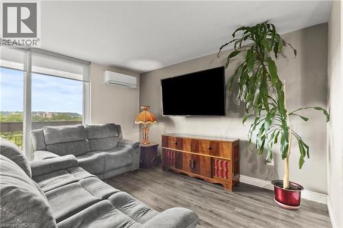 350 Quigley Road Unit# 512, Hamilton, ON - Indoor Photo Showing Living Room