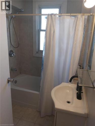 82 Cambridge Avenue, Hamilton, ON - Indoor Photo Showing Bathroom