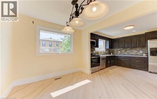 1493 Queens Boulevard, Kitchener, ON - Indoor Photo Showing Kitchen