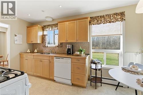 2540 Merritt Road, Thorold, ON - Indoor Photo Showing Kitchen