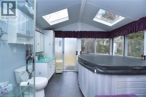 1085 10Th Concession Road W Unit# 77, Flamborough, ON - Indoor Photo Showing Bathroom