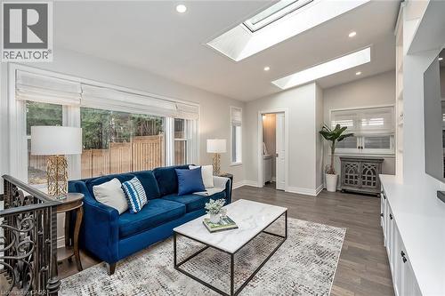 403 Smith Avenue, Burlington, ON - Indoor Photo Showing Living Room