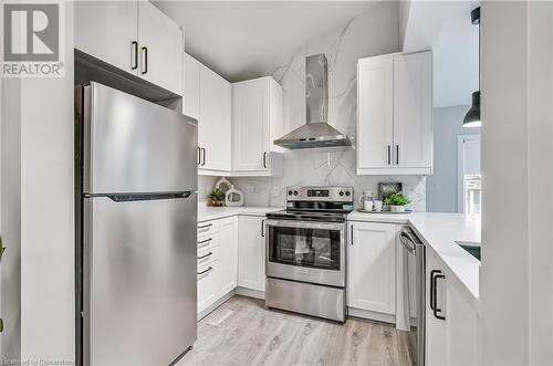 221 Rosslyn Avenue N, Hamilton, ON - Indoor Photo Showing Kitchen