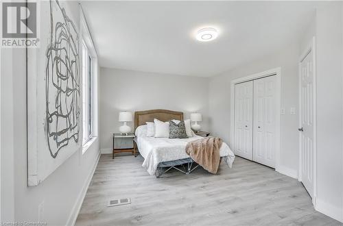 221 Rosslyn Avenue N, Hamilton, ON - Indoor Photo Showing Bedroom