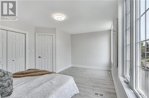 221 Rosslyn Avenue N, Hamilton, ON - Indoor Photo Showing Bedroom