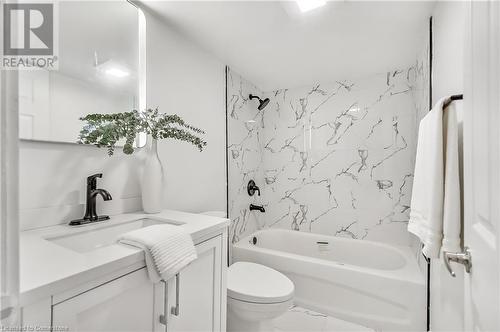 221 Rosslyn Avenue N, Hamilton, ON - Indoor Photo Showing Bathroom