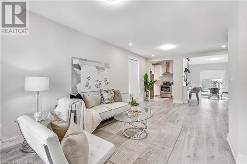 221 Rosslyn Avenue N, Hamilton, ON - Indoor Photo Showing Living Room