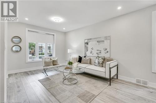 221 Rosslyn Avenue N, Hamilton, ON - Indoor Photo Showing Living Room