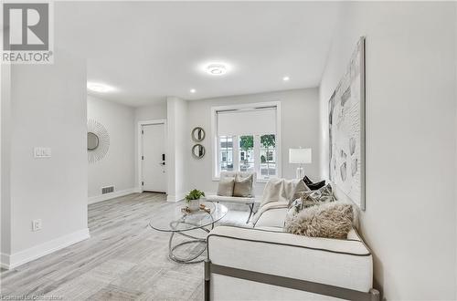 221 Rosslyn Avenue N, Hamilton, ON - Indoor