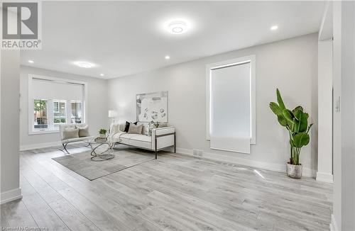 221 Rosslyn Avenue N, Hamilton, ON - Indoor