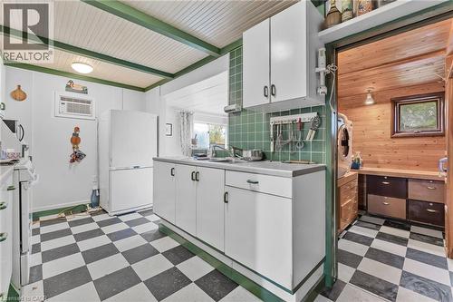 614 Golf Club Road, Hamilton, ON - Indoor Photo Showing Kitchen